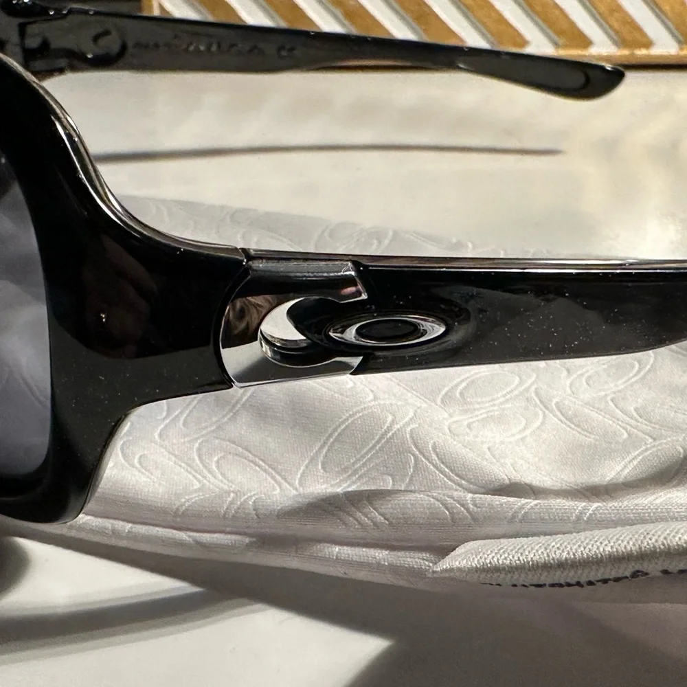Authentic Oakley sunglasses RARE🦄 - Picture 8 of 8